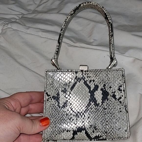 Small Nine West faux snakeskin‎ clutch - Picture 5 of 9